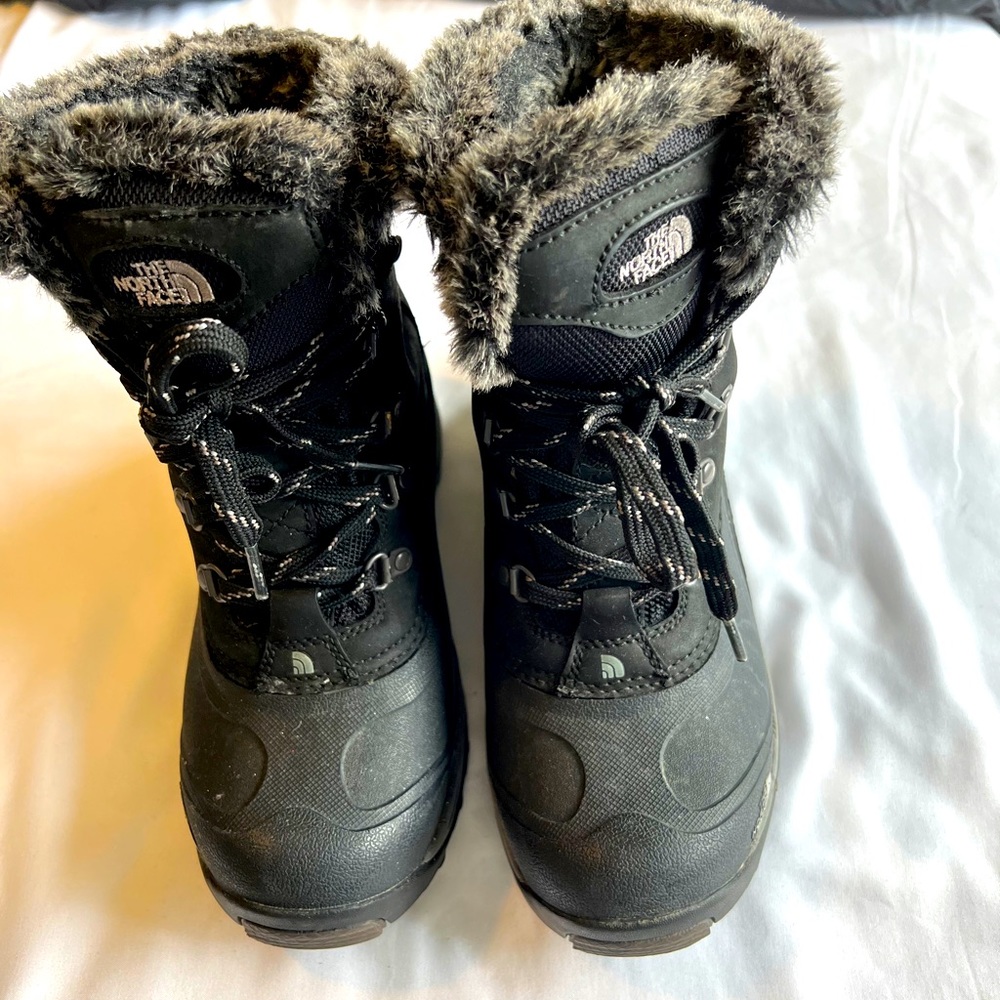 The North face snow boot in black in size 6, good condition